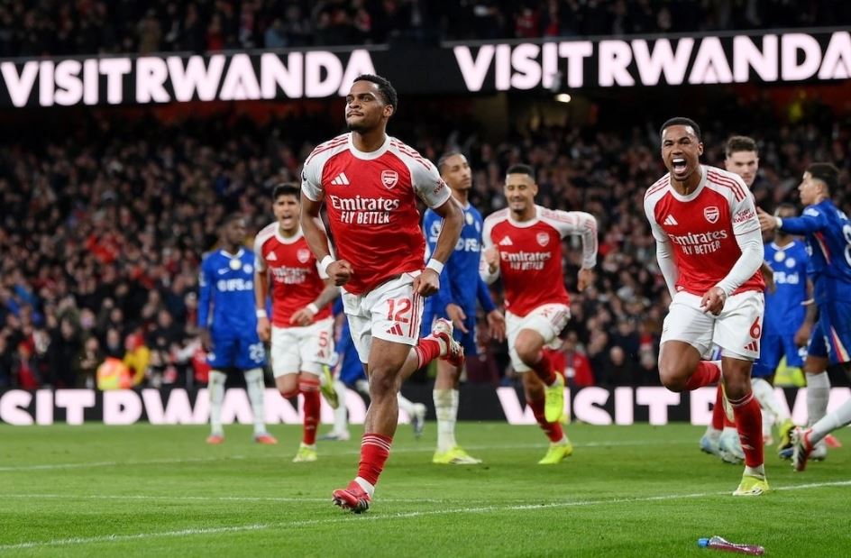 Arsenal chiến thắng trước Chelsea nhờ những cú phạt góc ngoại mục