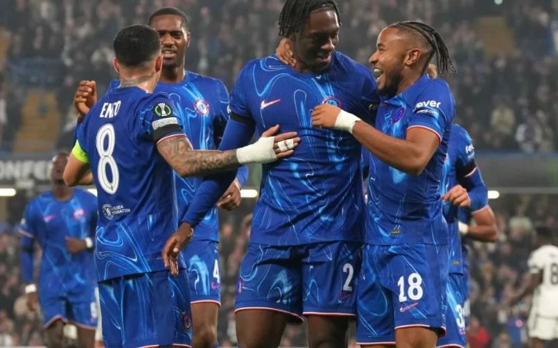 Chelsea cần phẫu thuật cấp cứu để thoát vực thẳm khi sa thải ngay Liam Rosenior